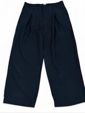 High-Rise Wide-Leg Pleated Pants — Black